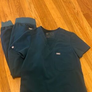 Used Figs xxs top and jogger green